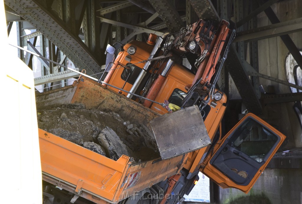 LKW blieb unter Bruecke haengen Koeln Deutz Deutz Muelheimerstr P097.JPG - Miklos Laubert